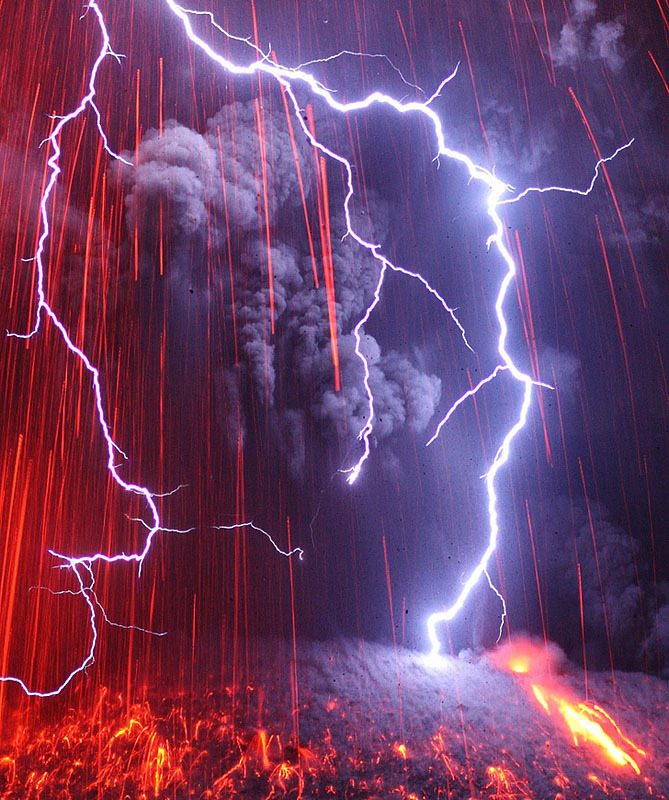 Spectacular lightning volcano captured by photographer  (3)