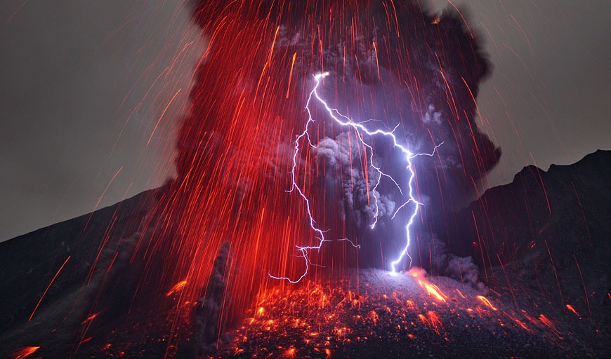 Spectacular lightning volcano captured by photographer  (10)