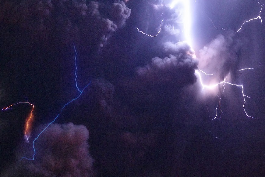 Spectacular lightning volcano captured by photographer  (7)
