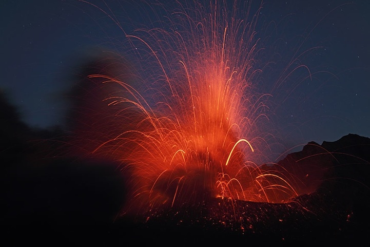Spectacular lightning volcano captured by photographer  (2)