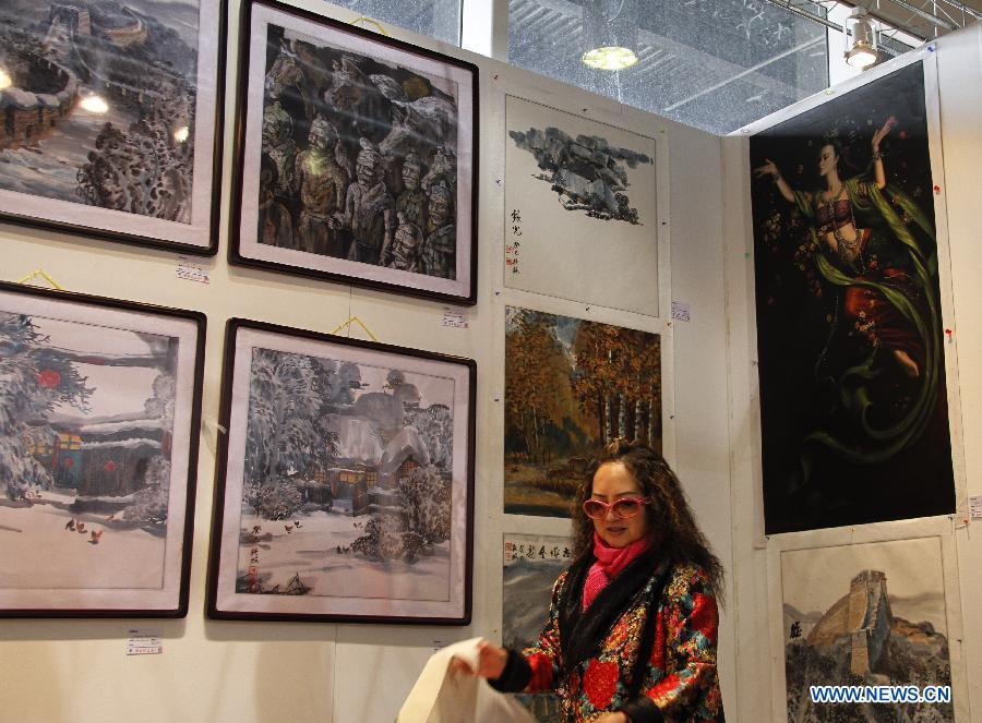 Chinese artist Chen Yanmei sorts out her artworks in New York City, the United States, on March 21, 2013, during the New York Art Expo which is the world's largest fine art trade show for 35 years. (Xinhua/Wang Chengyun) 