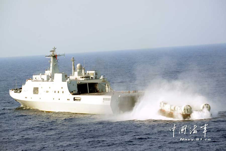 The Jinggangshan landing vessel under a landing ship flotilla of the South Sea Fleet of the Navy of the Chinese People's Liberation Army (PLA) and a certain type of air-cushion craft known as "sea mustang" in a high-sea coordination training, March 20, 2013. (navy.81.cn/Qian Xiaohu, Gao Yi, Zhu Hongbin)