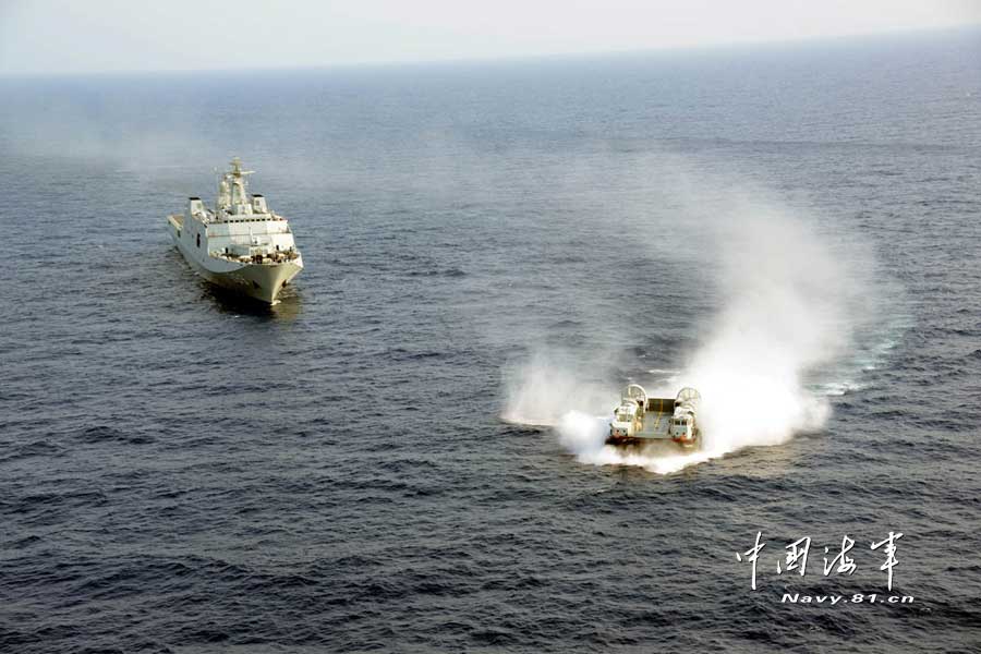 The Jinggangshan landing vessel under a landing ship flotilla of the South Sea Fleet of the Navy of the Chinese People's Liberation Army (PLA) and a certain type of air-cushion craft known as "sea mustang" in a high-sea coordination training, March 20, 2013. (navy.81.cn/Qian Xiaohu, Gao Yi, Zhu Hongbin)