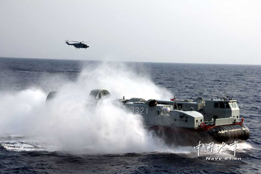 The Jinggangshan landing vessel under a landing ship flotilla of the South Sea Fleet of the Navy of the Chinese People's Liberation Army (PLA) and a certain type of air-cushion craft known as "sea mustang" in a high-sea coordination training, March 20, 2013. (navy.81.cn/Qian Xiaohu, Gao Yi, Zhu Hongbin)