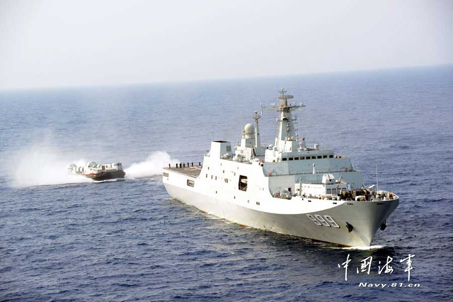 The Jinggangshan landing vessel under a landing ship flotilla of the South Sea Fleet of the Navy of the Chinese People's Liberation Army (PLA) and a certain type of air-cushion craft known as "sea mustang" in a high-sea coordination training, March 20, 2013. (navy.81.cn/Qian Xiaohu, Gao Yi, Zhu Hongbin)