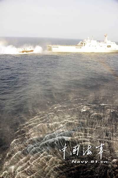 The Jinggangshan landing vessel under a landing ship flotilla of the South Sea Fleet of the Navy of the Chinese People's Liberation Army (PLA) and a certain type of air-cushion craft known as "sea mustang" in a high-sea coordination training, March 20, 2013. (navy.81.cn/Qian Xiaohu, Gao Yi, Zhu Hongbin)