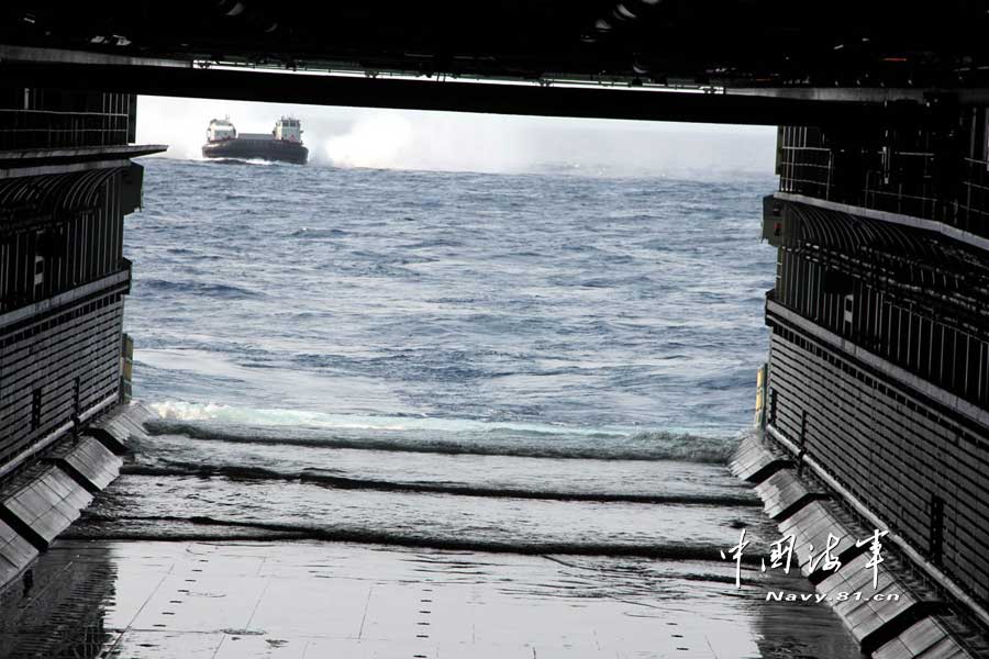 The Jinggangshan landing vessel under a landing ship flotilla of the South Sea Fleet of the Navy of the Chinese People's Liberation Army (PLA) and a certain type of air-cushion craft known as "sea mustang" in a high-sea coordination training, March 20, 2013. (navy.81.cn/Qian Xiaohu, Gao Yi, Zhu Hongbin)