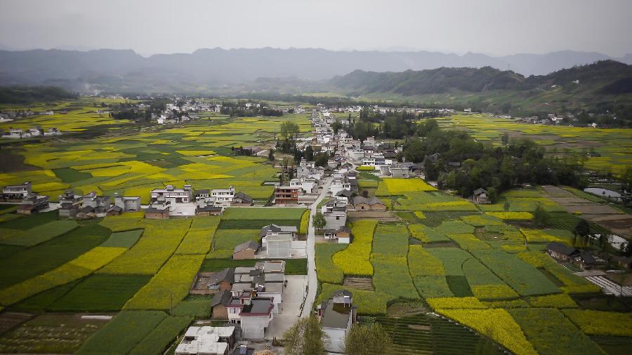 Photo taken on March 20, 2013 shows the aerial view of Siyan Township in Lushan County, southwest China's Sichuan Province. Located at where the Sichuan Basin and the Qinghai-Tibet Plateau meet, Lushan County boasts beautiful and diversified landscape. (Xinhua)