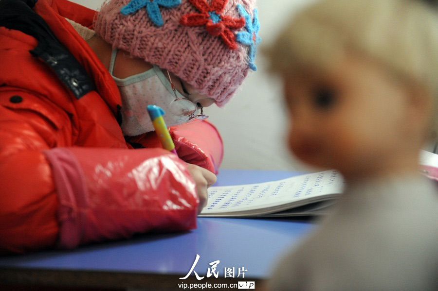 Yueyue, 11, who has Leukemia, still insists on learning from home, Mar. 4, 2013. (photo/vip.people.com.cn)