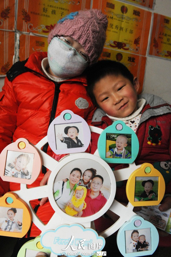 Zishuo and his sister Yueyue at home, Mar. 4, 2013. (photo/vip.people.com.cn)