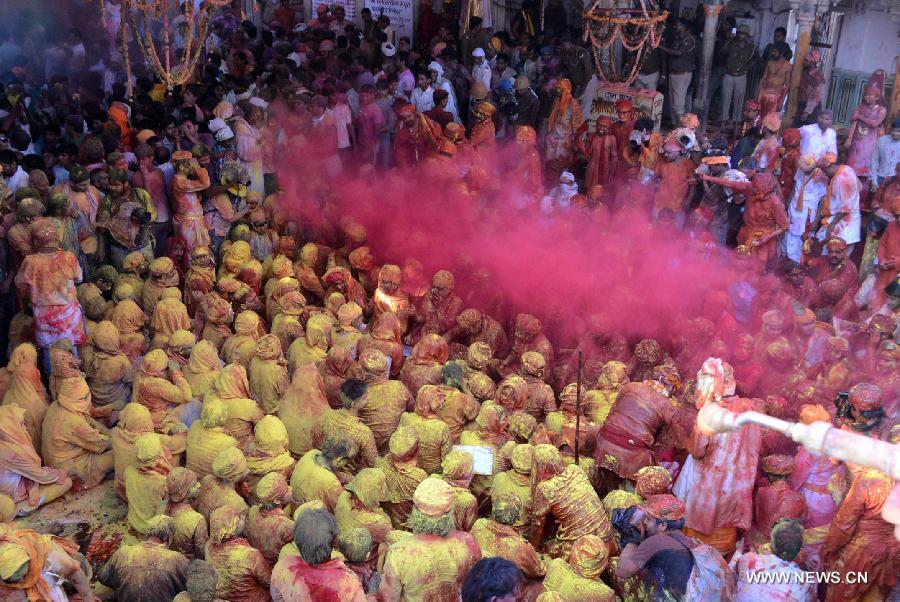 Hindu devotees toss color powder in air during Holi celebration at Sriji temple near Mathura city of Indian state Uttar Pradesh, March 21, 2013. (Xinhua/Partha Sarkar)