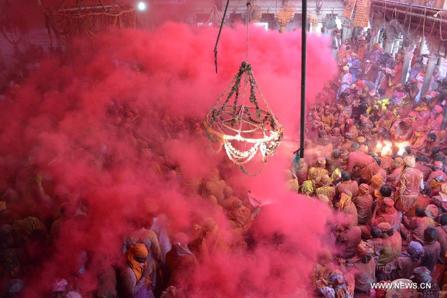 Hindu devotees toss color powder in air during Holi celebration at Sriji temple near Mathura city of Indian state Uttar Pradesh, March 21, 2013. (Xinhua/Partha Sarkar)