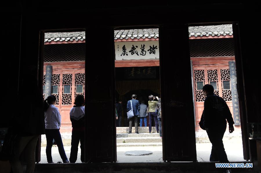 Citizens visit a culture site in Xiangyang, central China's Hubei Province, March 21, 2013. (Xinhua/Li Xiaoguo)