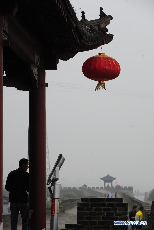 Tourists visit the old city wall in Xiangyang, central China's Hubei Province, March 21, 2013. (Xinhua/Li Xiaoguo)