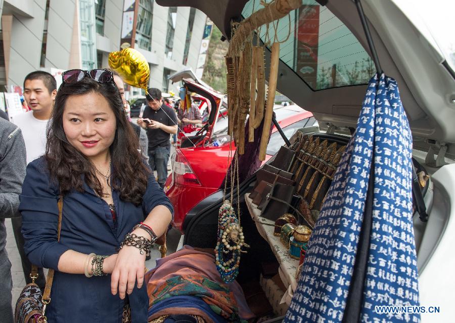 Shoppers visit a weekend trunk market held by a local auto club at Beibin Road in Chongqing, southwest China's municipality, March 23, 2013. (Xinhua/Chen Cheng) 