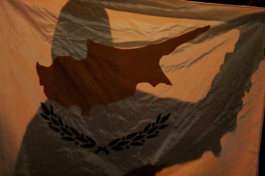 Cypriots protest in front of the office of the European Union, in Nicosia, Cyprus, on March 24, 2013. Some Cypriot banks have imposed a limit of 100 euros (130 U.S. dollars) on daily cash withdrawals from ATM machines, as crucial talks are underway in Brussels for a bailout accord. (Xinhua /Marios Lolos)