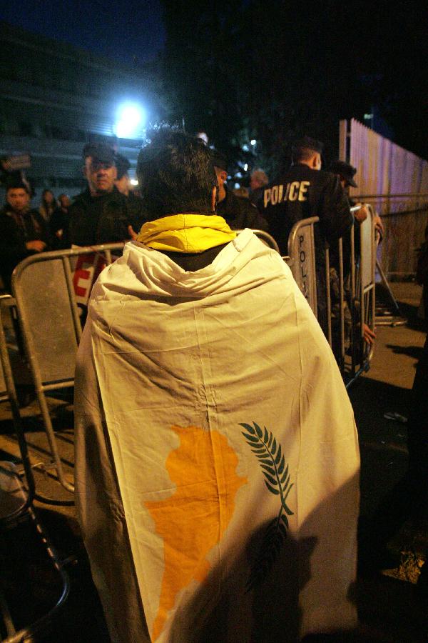 Cypriots protest in front of the office of the European Union, in Nicosia, Cyprus, on March 24, 2013. Some Cypriot banks have imposed a limit of 100 euros (130 U.S. dollars) on daily cash withdrawals from ATM machines, as crucial talks are underway in Brussels for a bailout accord. (Xinhua /Marios Lolos)