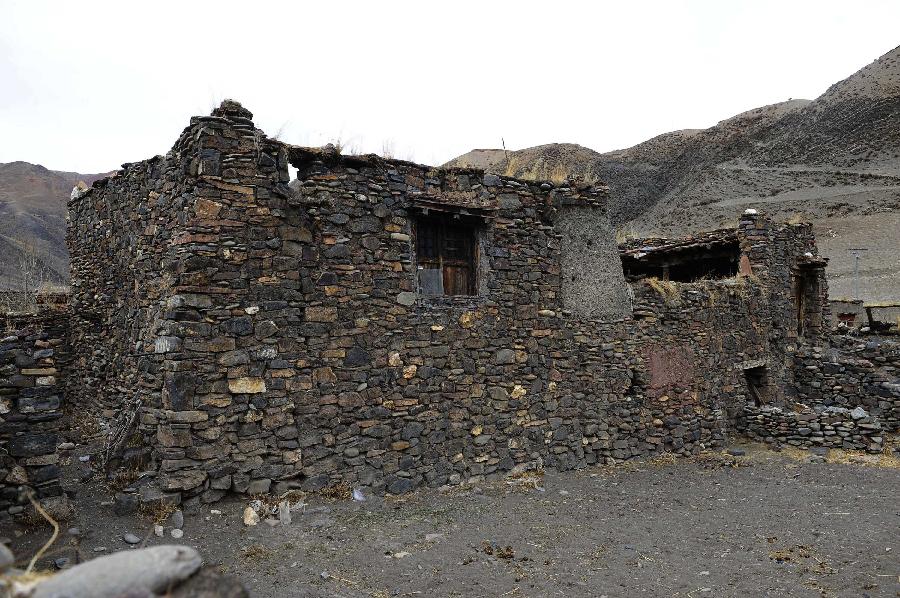 Photo taken on March 22, 2013 shows a stone house which is aged over 600 years in Yangda Village of Riwar Township in Suoxian County in the Nagqu Prefecture, southwest China's Tibet Autonomous Region. Three stone houses, each with the age exceeding more than 600 years, are preserved well in the village. (Xinhua/Liu Kun)