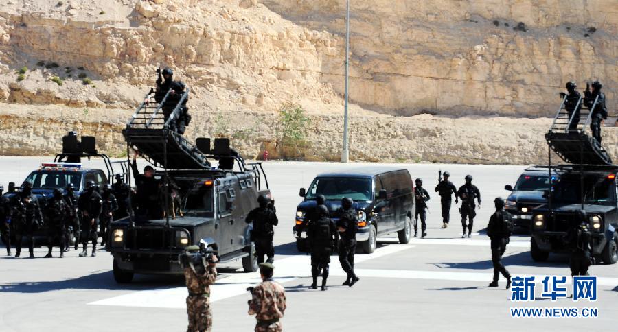 The Jordanian Armed Forces practise anti-terror drill at the opening ceremony of the Fifth Warrior Competition in King Abdullah Special Operation Training Center (KASOTC) in Amman, Jordan, March 24, 2013. The competition with wide participation of 33 teams from 18 countries will be held during March 24 to March 28. (Xinhua/Cheng Chunxiang)