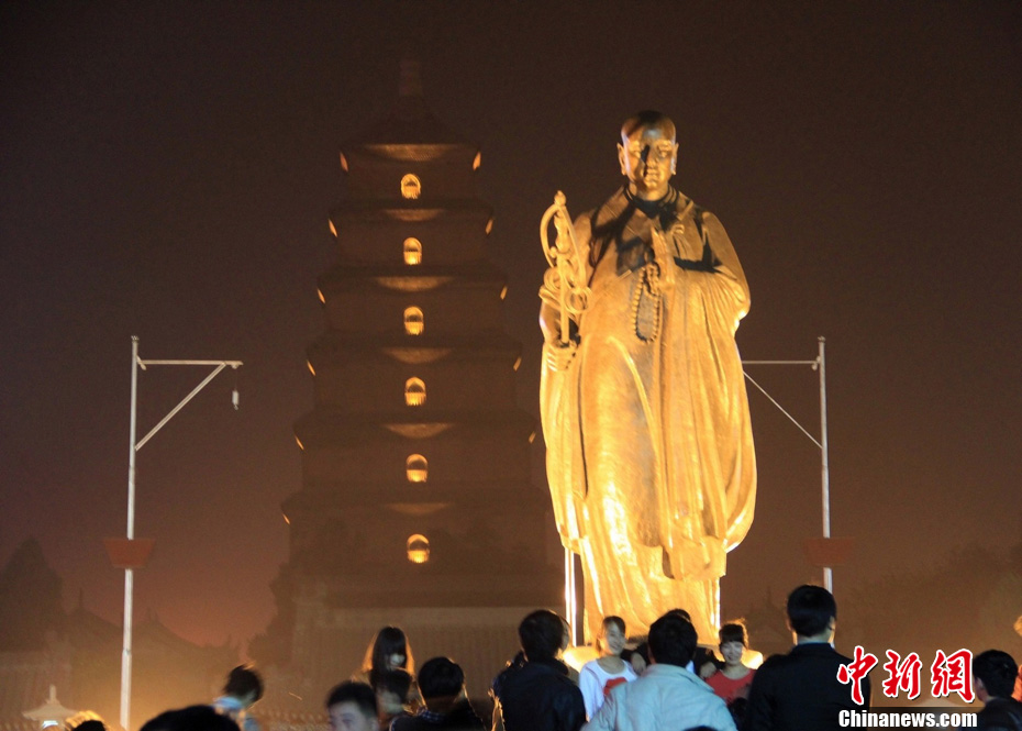 Dayan Tower lights up again after an-hour darkness in Xi’an at 9:30 p.m. on March 23. (CNS/ Zhang Yichen) 