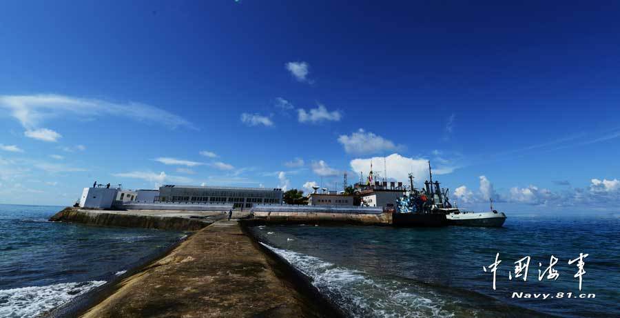 A joint maneuver taskforce under the South Sea Fleet of the Navy of the Chinese People’s Liberation Army (PLA), including the Jinggangshan amphibious dock landing ship and the Yulin guided missile frigate cruised the islands garrisoned by the troops of the South Sea Fleet in the waters of the South China Sea on March 23, 2013. (navy.81.cn/Qian Xiaohu, Song Xin)