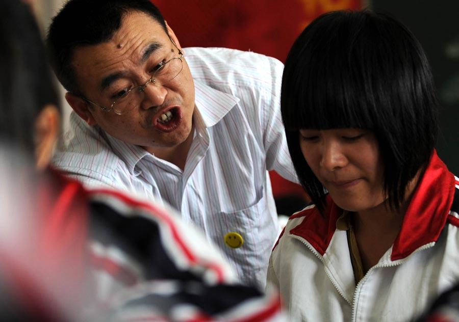 On June 1 2010, with college entrance examinations rapidly approaching, the classrooms of the No.1 High School are filled with a tense atmosphere. Whenever students make a mistake, their teachers seemed to be much more anxious and restless than they themselves appear. Considered to be the most important examination in a person's lifetime, the college entrance examination is endowed with the symbolism of "turning point," which goes beyond the reach of any regular examination. Under such great pressure, only very few students can spare the time to actually sit down and think about what they really want in life. (Zhejiang Daily/Chu Yongzhi)