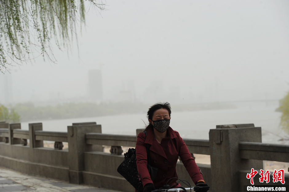Strong wind and sand storm hit Lanzhou once again, making it difficult for local people to go out on March 25, 2013. (Chinanews.com/ Yang Yanmin)