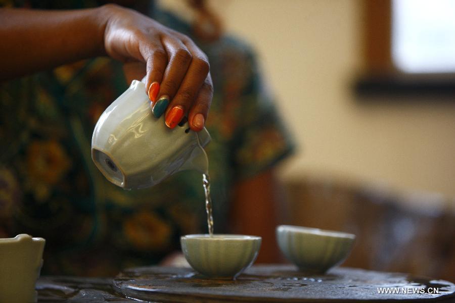 Aida Yang makes tea in her studio in Beijing, capital of China, March 7, 2013.(Xinhua/Zhang Ruiqi) 