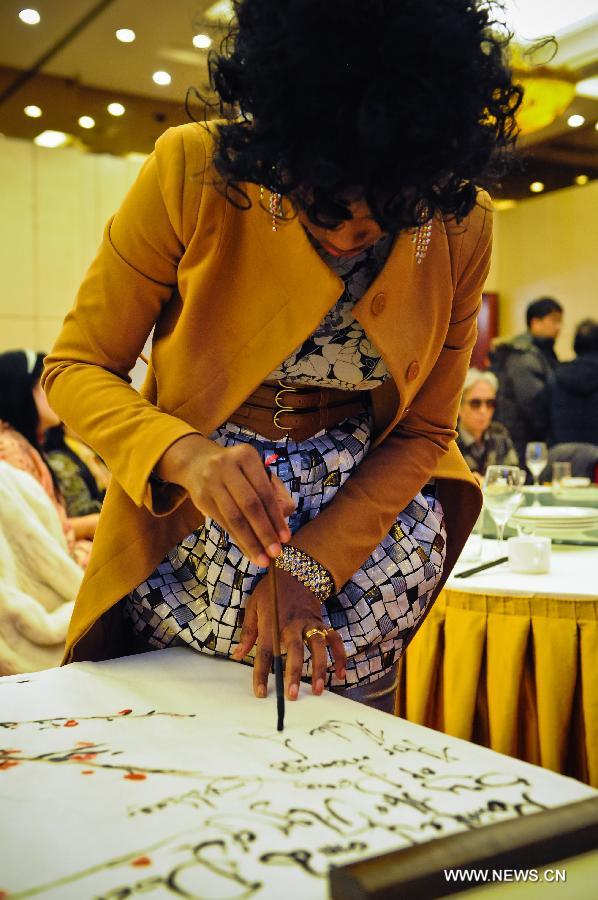 Aida Yang creates a Chinese painting in her studio in Beijing, capital of China, Jan. 24, 2013.(Xinhua/Zhang Ruiqi) 