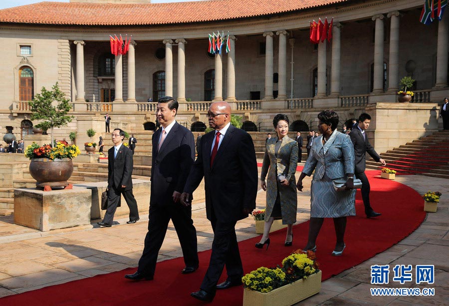 Visiting Chinese President Xi Jinping (front, L) and his wife Peng Liyuan, accompanied by South African President Jacob Zuma (front R) and his wife Bongi Ngema, walk during a welcome ceremony held for his state visit, in Pretoria, South Africa, March 26, 2013.(Xinhua/Lan Hongguang)