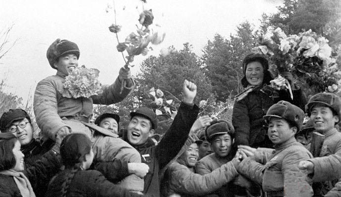 Gao Guizhen, a labor model from Hebei province visits her husband Dong Shigui who is at the front as a volunteer soldier in Korean War in 1953. She was warmly welcomed by the soldiers. (Photo/Global Times)