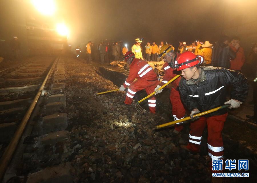 A rain-triggered mudslide caused a freight train to derail at 9:18 p.m. on Tuesday, central China.No casualties have been reported according to local railway authorities. (Xinhua Photo)