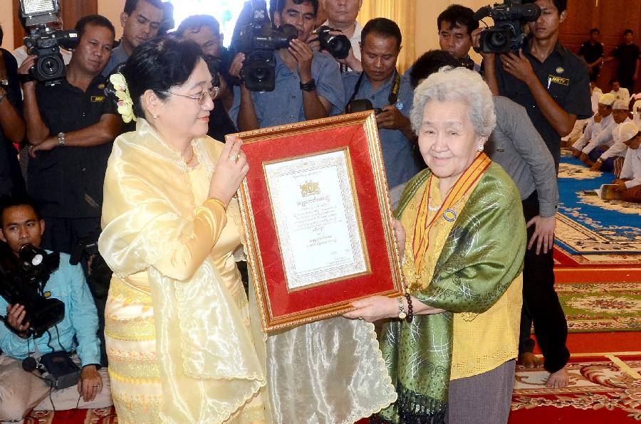 China's Myanmar language expert Su Xiuyu (front R), a professor from China's Beijing Foreign Studies University, poses for photos in Nay Pyi Taw, Myanmar, March 26, 2013. Su won one of Myanmar's highest religious medals of commendation conferred by Myanmar's President U Thein Sein here Tuesday in honor of her outstanding contribution to the cause of education, religious affairs, social welfare and China- Myanmar friendship. (Xinhua/Jin Fei)