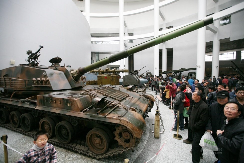 Tourists visit the weapon museum of Nanjing University of Science and Technology (NJUST) in Nanjing, capital of east China's Jiangsu province, March 24, 2013.(Xinhua/Wang Xin)