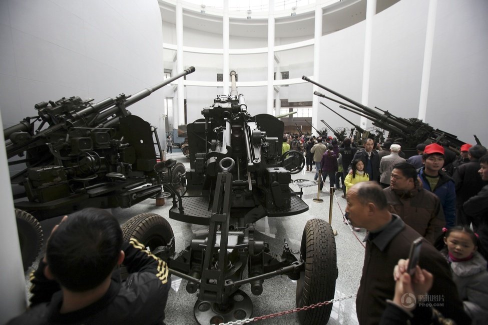 Tourists visit the weapon museum of Nanjing University of Science and Technology (NJUST) in Nanjing, capital of east China's Jiangsu province, March 24, 2013.(Xinhua/Wang Xin)