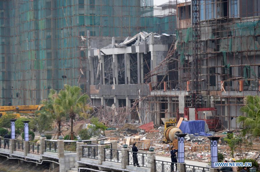 Photo taken on March 27, 2013 shows the accident site after a collapse happened in a hotel under construction in Zixing City, central China's Hunan Province. Two men remained buried in the rubble of a collapsed wall of the hotel. The accident occurred Wednesday morning, when the wall of a dining hall in the hotel collapsed, burying six construction workers. Four workers have been rescued and sent to the hospital, including one worker with serious injuries. (Xinhua/He Maofeng) 