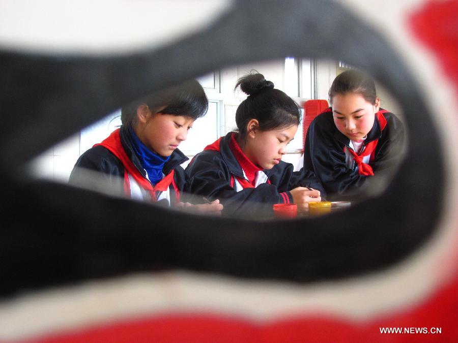 Students draw Beijing Opera facial masks at a primary school at Chengguan Town of Shiyan City, central China's Hubei Province, March 27, 2013, the World Theatre Day. Students here made the facial masks to learn more about traditional drama culture. (Xinhua/Cao Zhonghong) 