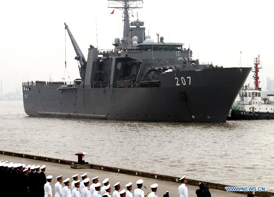 The Singaporean tank landing ship RSS Endurance prepares to moor alongside the international cruise terminal of east China's Shanghai Municipality, March 27, 2013. The 228 crew members of the RSS Endurance started a six-day friendly visit in Shanghai on Wednesday. (Xinhua/Chen Fei)