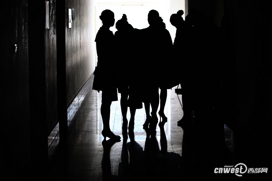 Hainan Airline held a job fair to recruit flight attendants at Xi'an Physical Education University on March 26, which attracted hundreds of applicants. Hainan Airline will hold recruitments in a few universities in Xi'an in following days.(Photo/www.cnwest.com)