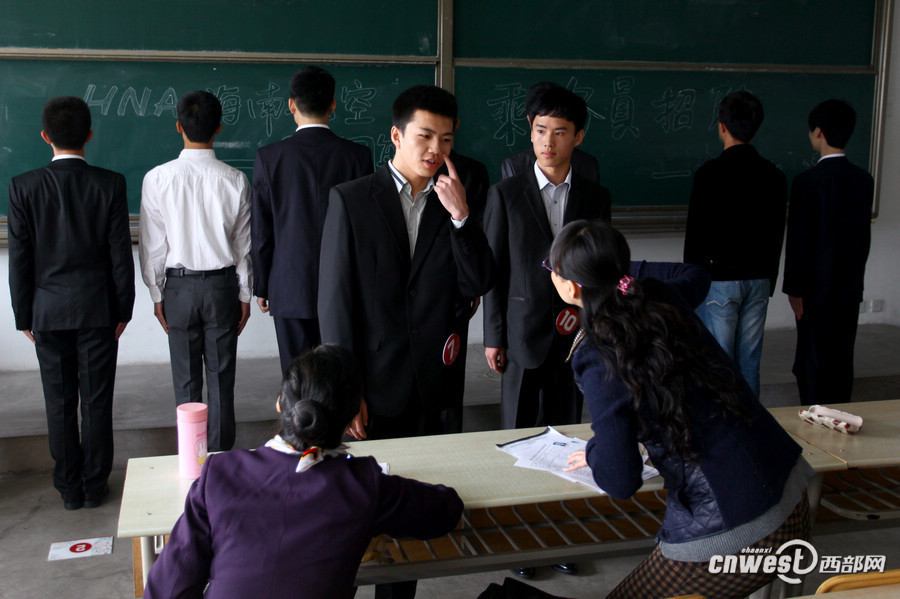 Hainan Airline held a job fair to recruit flight attendants at Xi'an Physical Education University on March 26, which attracted hundreds of applicants. Hainan Airline will hold recruitments in a few universities in Xi'an in following days.(Photo/www.cnwest.com)