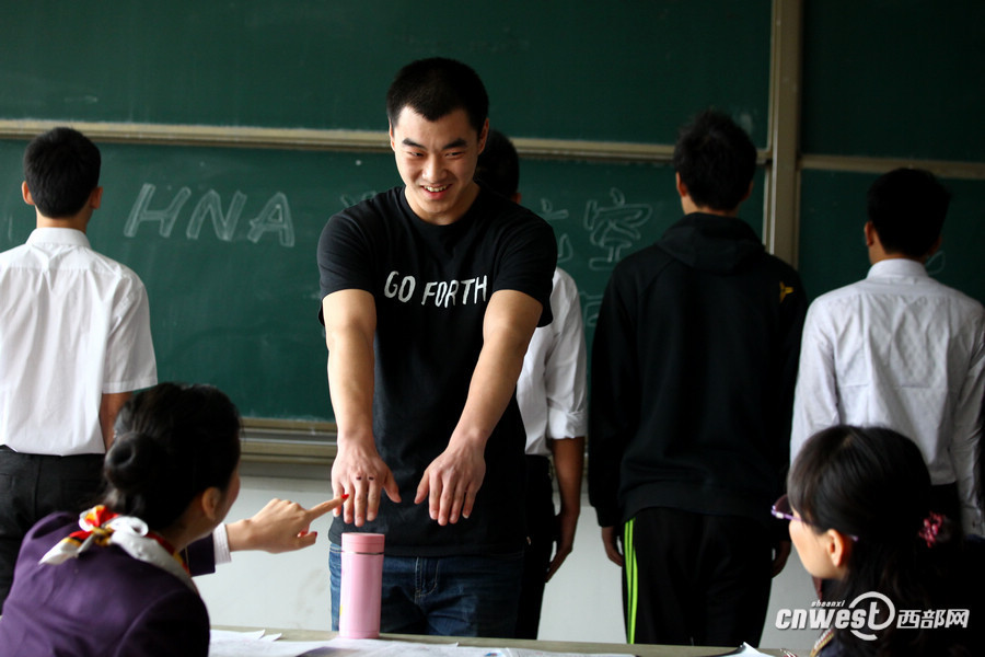 Hainan Airline held a job fair to recruit flight attendants at Xi'an Physical Education University on March 26, which attracted hundreds of applicants. Hainan Airline will hold recruitments in a few universities in Xi'an in following days.(Photo/www.cnwest.com)