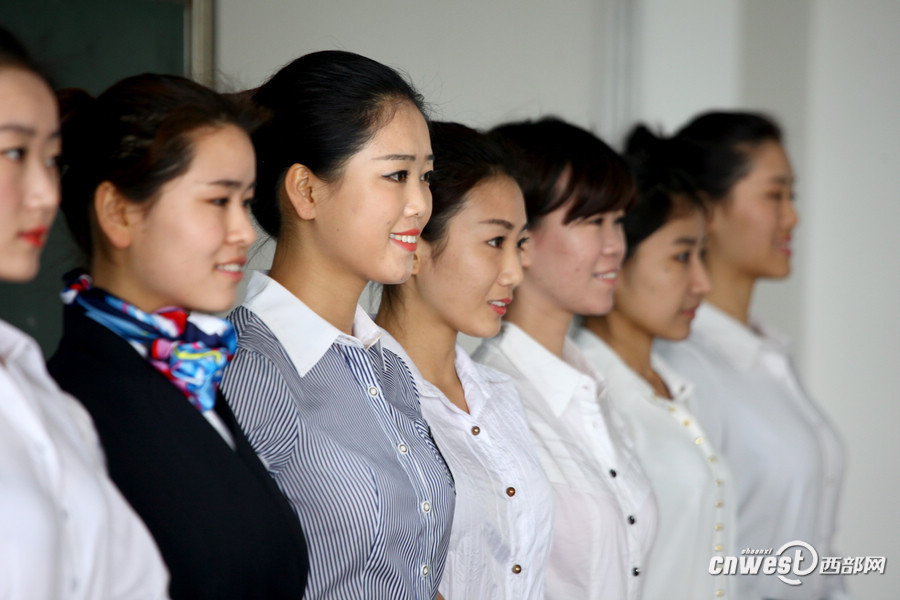 Hainan Airline held a job fair to recruit flight attendants at Xi'an Physical Education University on March 26, which attracted hundreds of applicants. Hainan Airline will hold recruitments in a few universities in Xi'an in following days.(Photo/www.cnwest.com)