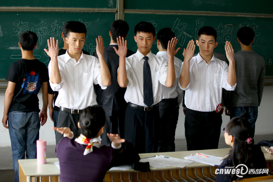 Hainan Airline held a job fair to recruit flight attendants at Xi'an Physical Education University on March 26, which attracted hundreds of applicants. Hainan Airline will hold recruitments in a few universities in Xi'an in following days.(Photo/www.cnwest.com)