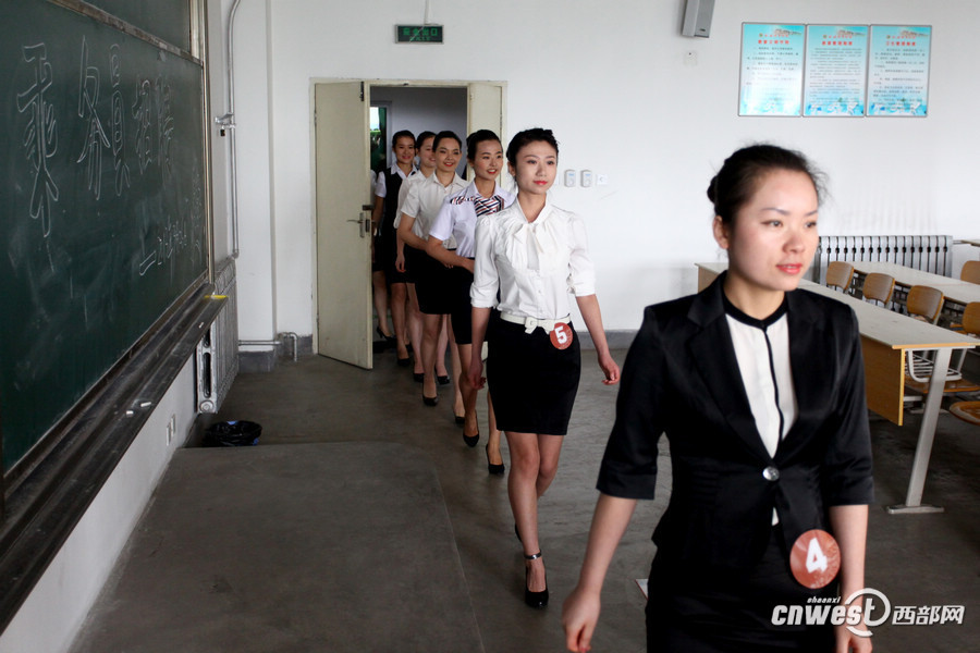 Hainan Airline held a job fair to recruit flight attendants at Xi'an Physical Education University on March 26, which attracted hundreds of applicants. Hainan Airline will hold recruitments in a few universities in Xi'an in following days.(Photo/www.cnwest.com)