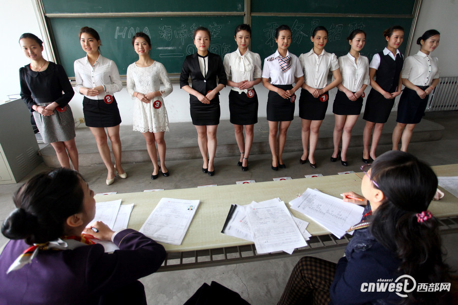 Hainan Airline held a job fair to recruit flight attendants at Xi'an Physical Education University on March 26, which attracted hundreds of applicants. Hainan Airline will hold recruitments in a few universities in Xi'an in following days.(Photo/www.cnwest.com)