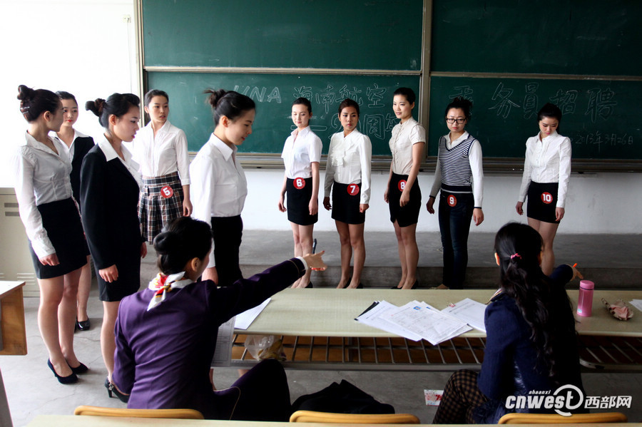 Hainan Airline held a job fair to recruit flight attendants at Xi'an Physical Education University on March 26, which attracted hundreds of applicants. Hainan Airline will hold recruitments in a few universities in Xi'an in following days.(Photo/www.cnwest.com)