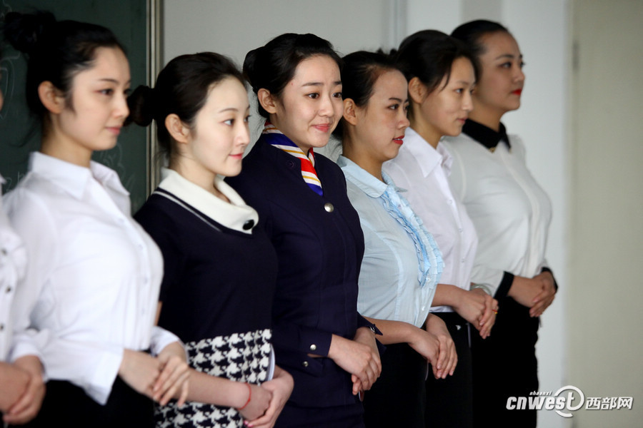 Hainan Airline held a job fair to recruit flight attendants at Xi'an Physical Education University on March 26, which attracted hundreds of applicants. Hainan Airline will hold recruitments in a few universities in Xi'an in following days.(Photo/www.cnwest.com)