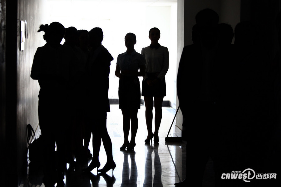 Hainan Airline held a job fair to recruit flight attendants at Xi'an Physical Education University on March 26, which attracted hundreds of applicants. Hainan Airline will hold recruitments in a few universities in Xi'an in following days.(Photo/www.cnwest.com)