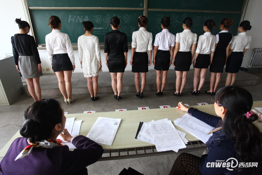 Hainan Airline held a job fair to recruit flight attendants at Xi'an Physical Education University on March 26, which attracted hundreds of applicants. Hainan Airline will hold recruitments in a few universities in Xi'an in following days.(Photo/www.cnwest.com)