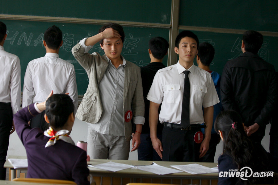 Hainan Airline held a job fair to recruit flight attendants at Xi'an Physical Education University on March 26, which attracted hundreds of applicants. Hainan Airline will hold recruitments in a few universities in Xi'an in following days.(Photo/www.cnwest.com)